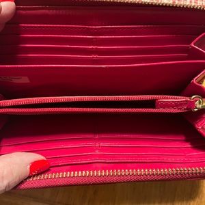 Red Coach wallet in very good condition.  A great addition to your red bag!
